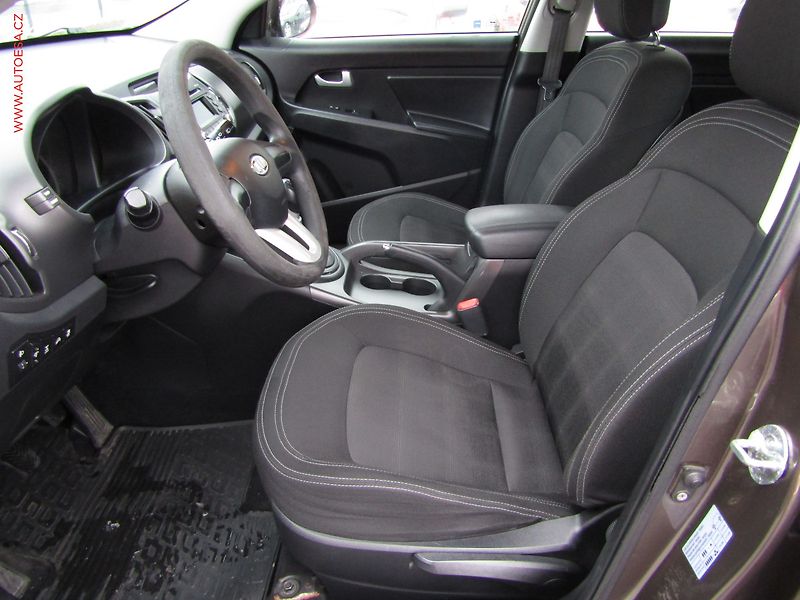 Kia Sportage (2010) 2.0 CRDi 4x4, ČR, AC, park - fotka 9 z 14