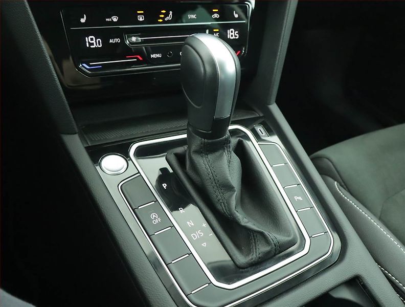 Volkswagen Passat (2021) Elegance 2.0 TDI - fotka 13 z 22