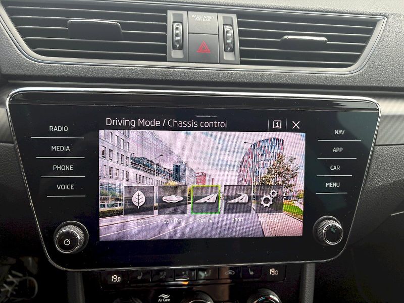 Škoda Superb (2021) DSG 2.0 TSI / 206kW / 4x4 / SP - fotka 26 z 34