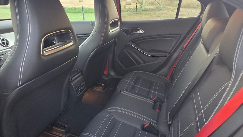 Mercedes-Benz GLA (2015)  220d 7G-DCT 4MATIC AMG Styl - fotka 14 z 31