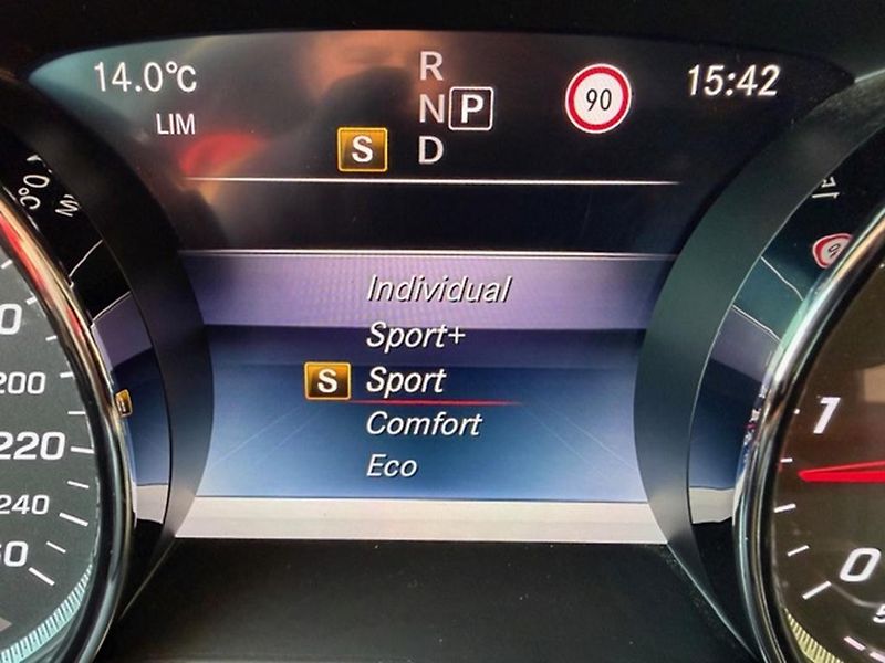 Mercedes-Benz Třídy E E 220D 4MATIC, AMG PAKET - fotka 29 z 35