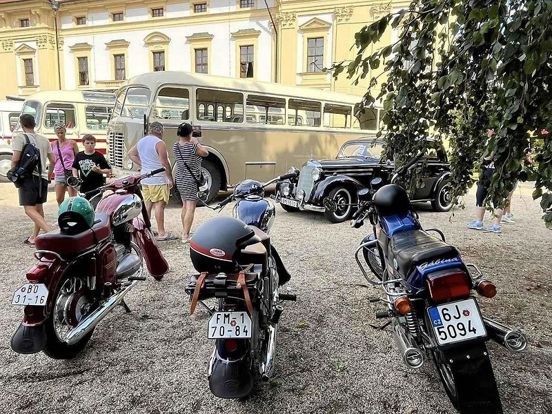 Historické autobusy se sjely do Slavkova. Obdivovali je lidé v zámeckém parku.