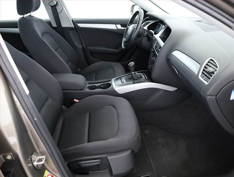 Audi A4 (2010) 2.0 TDI, Serv.kniha, Xenony - fotka 7 z 14