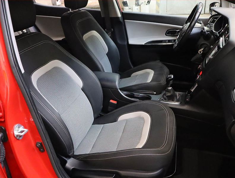 Kia Ceed (2016) 1.6 GDI, Serv.kniha, Tempomat - fotka 9 z 22