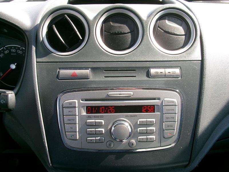 Ford Tourneo Connect 1,8 TDCi KLIMA TAŽNÉ - fotka 18 z 26