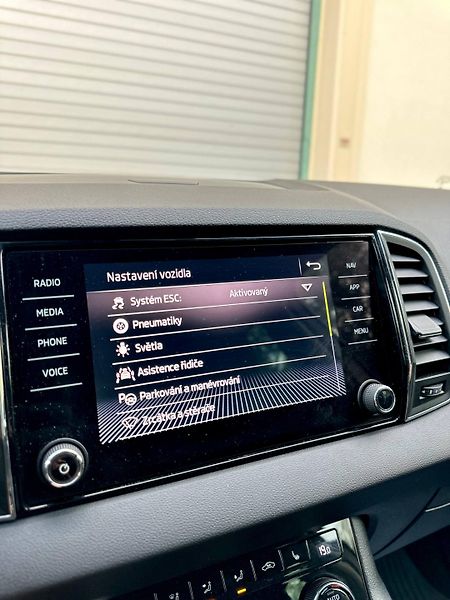 Škoda Karoq (2019) 1.6 TDI 2019 VELKY SERVIS - fotka 33 z 37