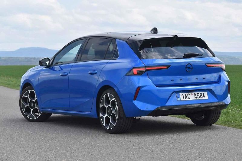Opel Astra je dobře připraven pro dlouhé přesuny i na horších vozovkách.