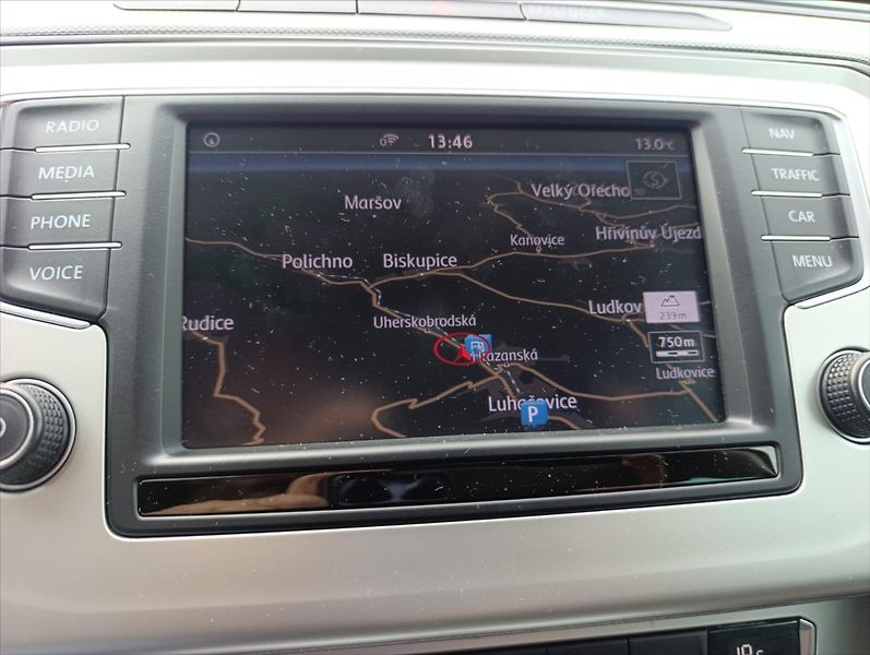 Volkswagen Passat 1,6 TDi Aut.klima Navi Kamera - fotka 18 z 34