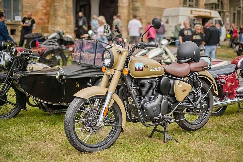 Veteráni ovládli Holovousy. U zámku se představilo na 180 historických exponátů