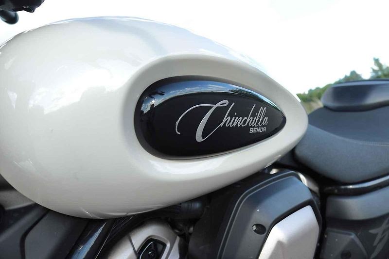 Benda Chinchilla 500 patří k motorkám, za kterými se na silnici zálibně otočíte.