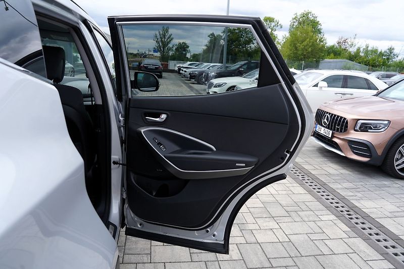 Hyundai Santa Fe 2.2 CRDi 4WD/Style/4x4/CZ - fotka 19 z 50