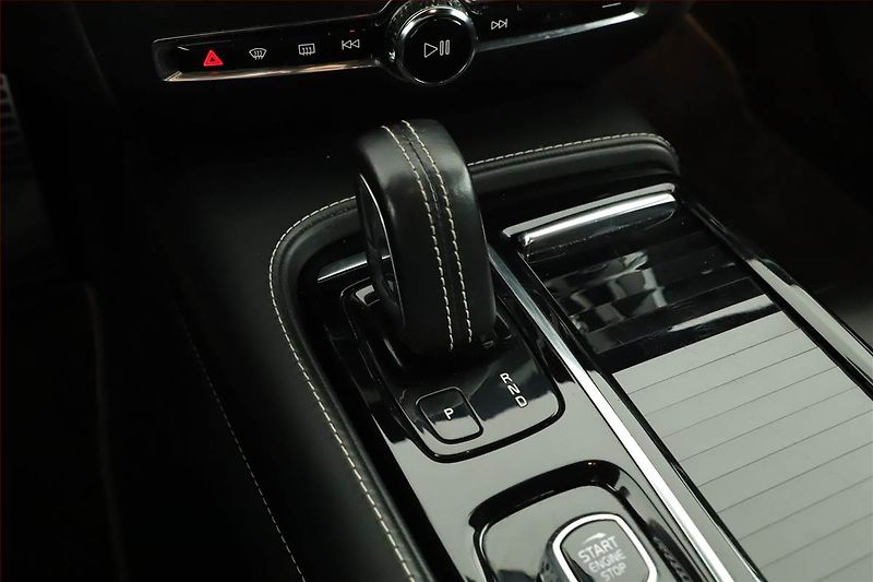 Volvo V60 (2020) R-Design T8 Twing Engine - fotka 14 z 17