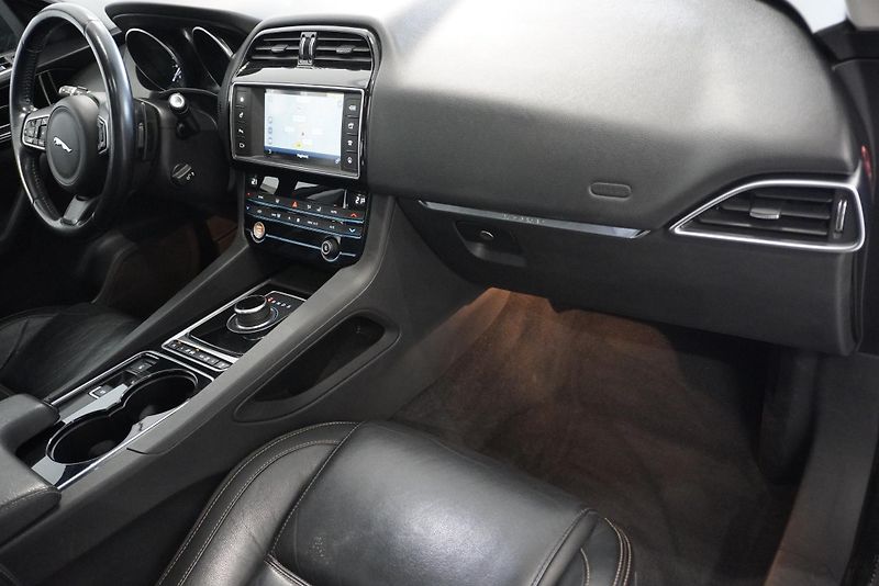 Jaguar F-Pace 3.0D 221 kW 4x4 AUTOMAT 8st. - fotka 32 z 36