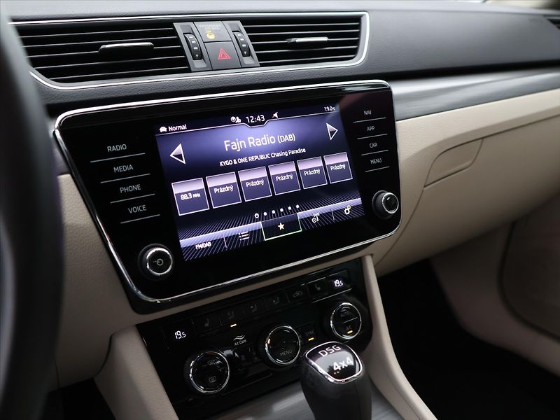 Škoda Superb 2,0 TDI 147kW Style 4x4 Kůže - fotka 23 z 35
