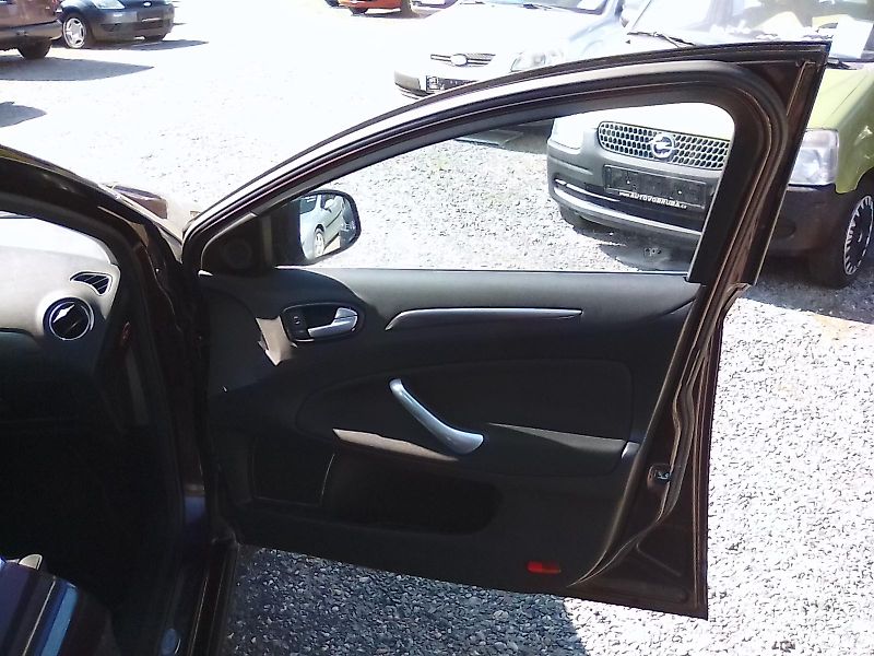 Ford Mondeo (2009) 2.0i 16V Titanium, ser. knížka - fotka 20 z 32
