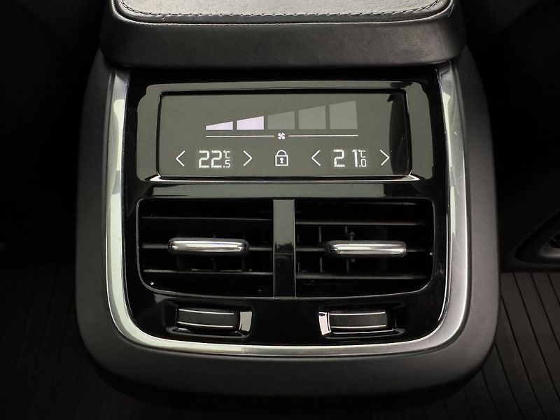 Volvo XC90 B5 AWD R-DESIGN AUT - fotka 30 z 53