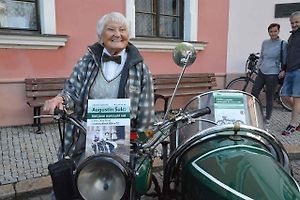 Stovka nablýskaných motocyklů a automobilů předválečné a meziválečné éry vyrazila v neděli z Horního náměstí v Přerově na spanilou jízdu regionem. Nejstarší účastnicí byla osmaosmdesátiletá Libuše Šulcová, která na trasu vyrazila na motocyklu BSA 770 se s