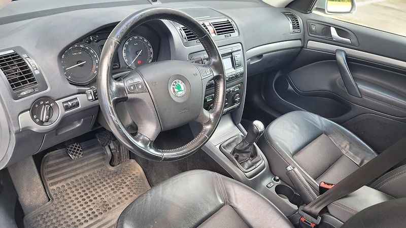 Škoda Octavia 1,6 FSI 85 KW ELEGANCE - fotka 19 z 23