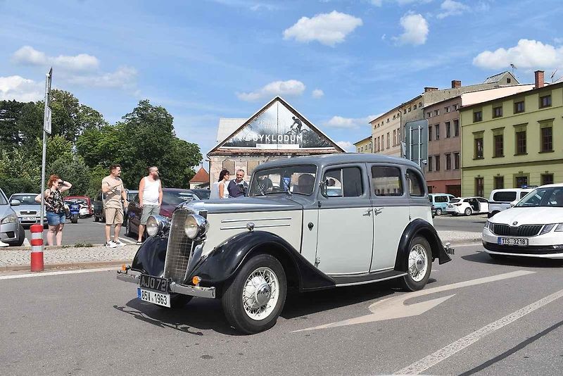 Sraz veteránů a nákladních vozů Tatra přilákal do Heřmánkovic stovky návštěvníků a desítky majitelů historických a nákladních vozů.