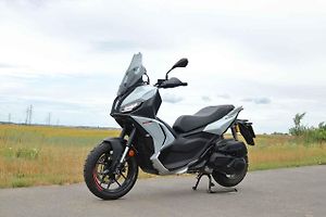 Aprilia SR GT400 se pokusí navázat na úspěch stopětadvacítky. Všechno nasvědčuje tomu, že se jí to podaří.