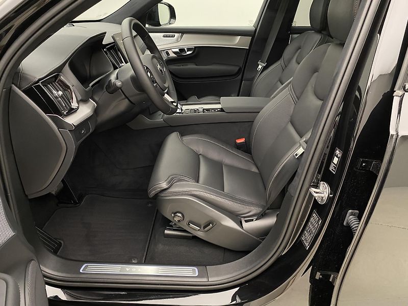 Volvo XC90 (2026) B5 AWD BLACK EDITION ULTRA 7 - fotka 3 z 78