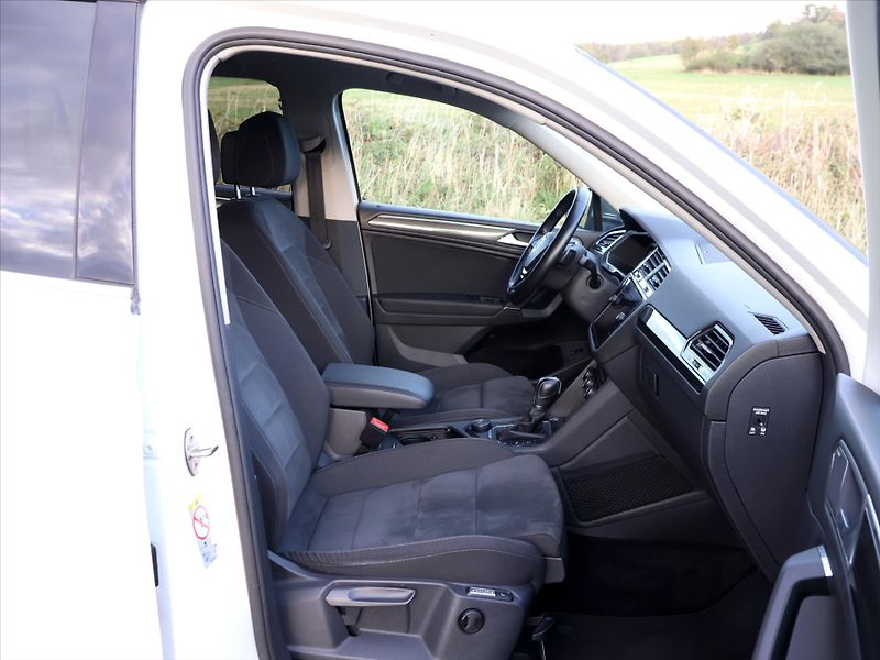 Volkswagen Tiguan Allspace 2,0 TSI 162kW DSG 4M LED 1.Maj - fotka 12 z 35