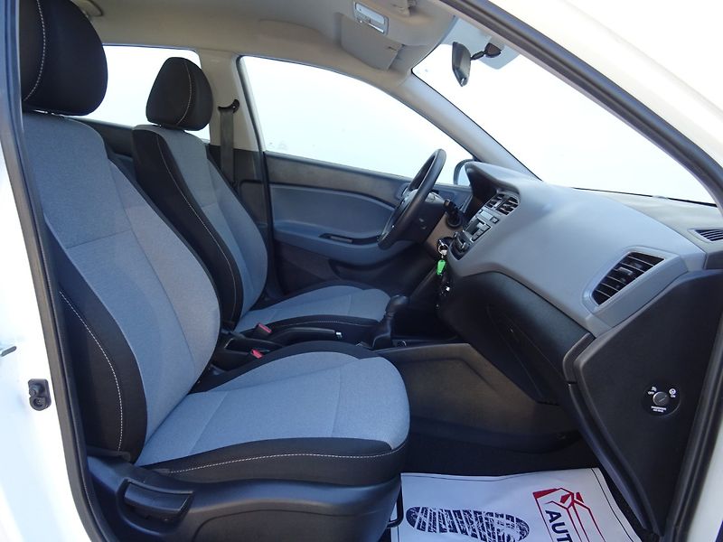 Hyundai i20 (2016) 1.2i,1maj,S.kniha,klima - fotka 12 z 21