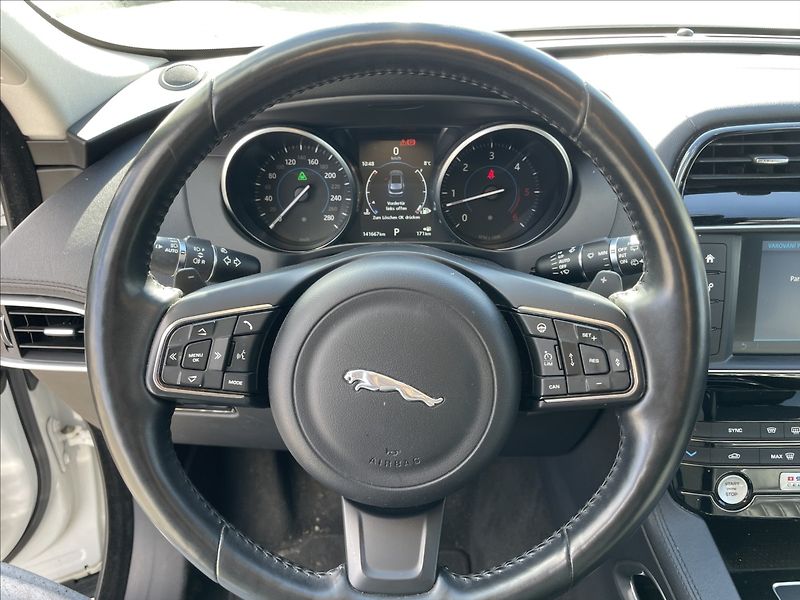 Jaguar F-Pace 3,0 d 221kw AWD Aut. DPH - fotka 15 z 37