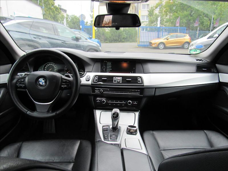 BMW Řada 5 3,0 d 530d xDrive - fotka 11 z 35
