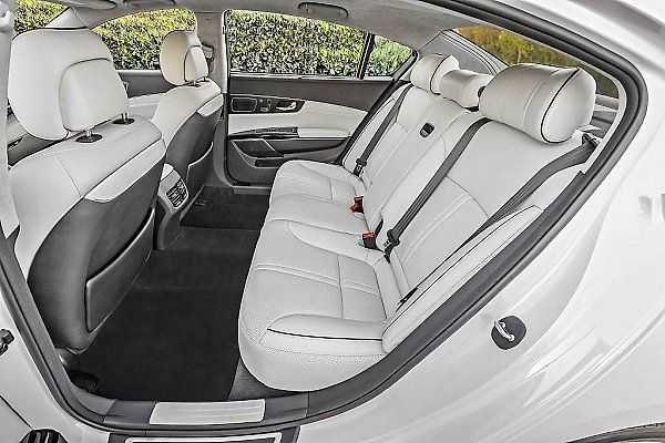 Kia K900.