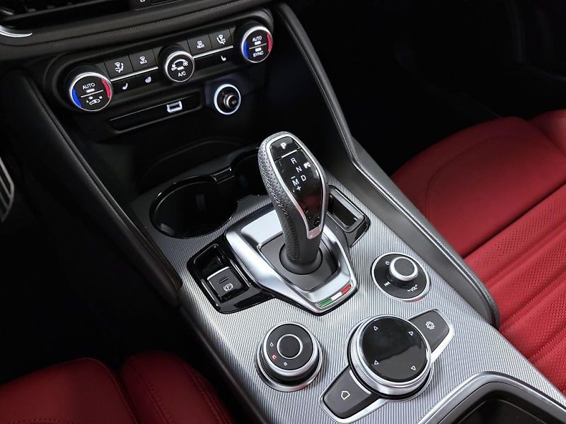 Alfa Romeo Giulia (2026) 2.0T 280k AT8 ZF Q4 4x4 Veloce - fotka 16 z 22
