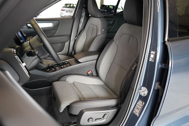 Volvo XC40 B3 Plus Dark, ACC, BLIS - fotka 16 z 43