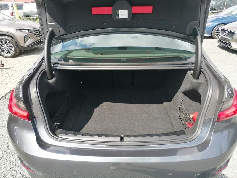 BMW Řada 3 (2020) 2.0 318D  A/T,Kůže,Ambient. - fotka 29 z 31