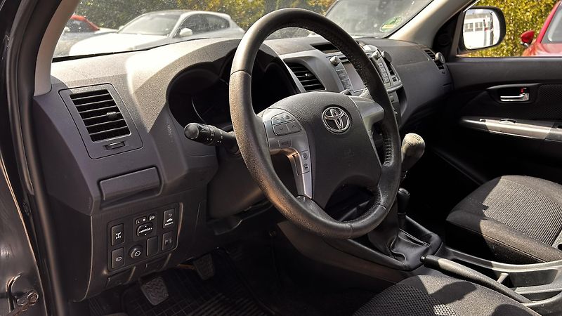 Toyota Hilux 2.5 DiD King Cab  - fotka 12 z 15