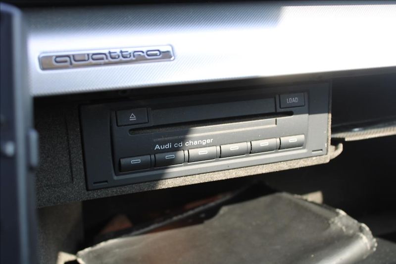 Audi A4 3,0 TDi  4x4,AUTOMAT,XENONY - fotka 20 z 29