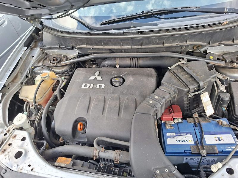 Mitsubishi Outlander (2008) 2.0 DI D 4X4 TZ - fotka 9 z 14
