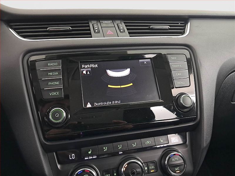 Škoda Octavia (2014) 1.2 TSI, Navi, Park. senzory - fotka 16 z 19