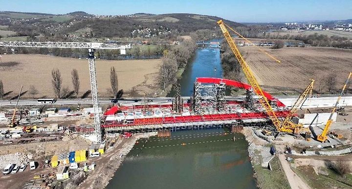 Stavbaři začali u Napajedel osazovat ocelový oblouk dálničního mostu