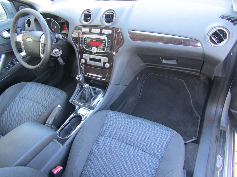 Ford Mondeo (2008) 2.0 TDCi GHIA 1.MAJITEL - fotka 14 z 43