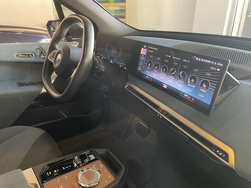 BMW iX (2022) XDrive 40 - fotka 28 z 30