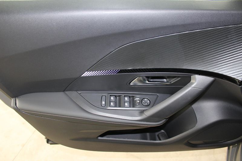 Peugeot 2008 (2025) ALLURE PureTech 100 S&S MAN6 - fotka 12 z 18