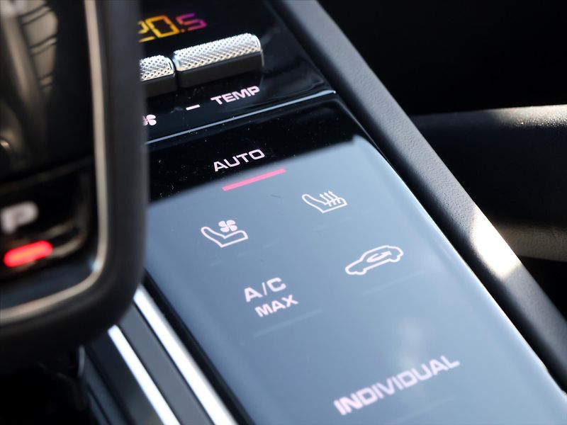 Porsche Cayenne 3,0 EHV 340kW Platinum DPH - fotka 36 z 48