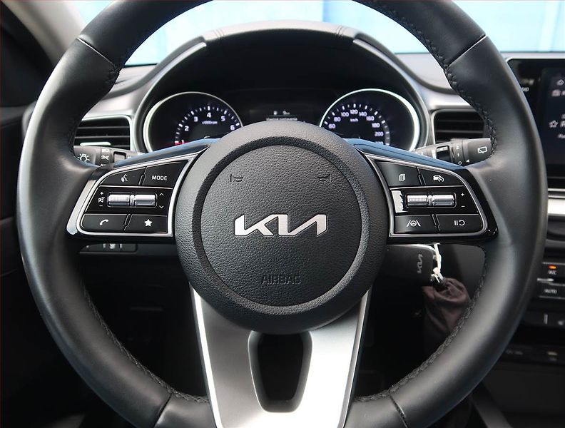 Kia Ceed (2022) Silver 1.5 T-GDI, Serv.kniha - fotka 14 z 16