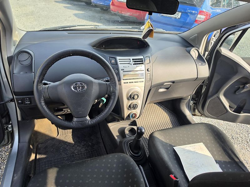 Toyota Yaris 1.0 VVTi klimatizace  - fotka 11 z 20