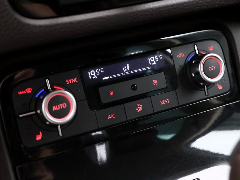 Volkswagen Touareg 3,0 TDI V6 150kW DSG 4M Kůže - fotka 17 z 28