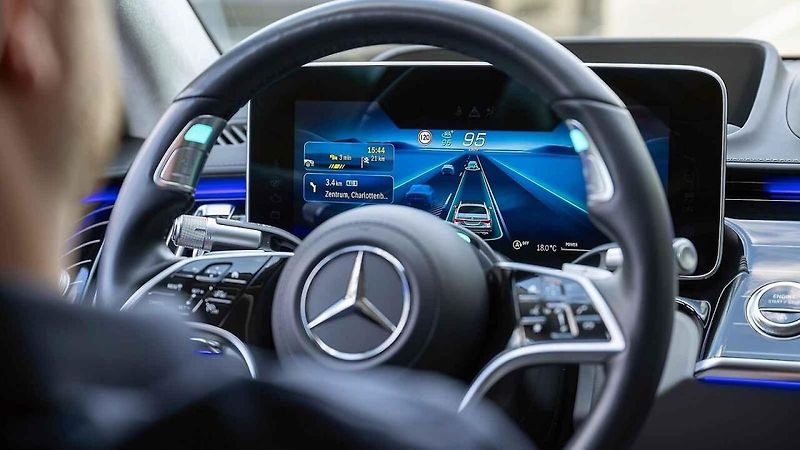 Drive Pilot patřil mezi první sériové systémy Level 3. Jeho dostupnost a podmínky používání se liší podle země.