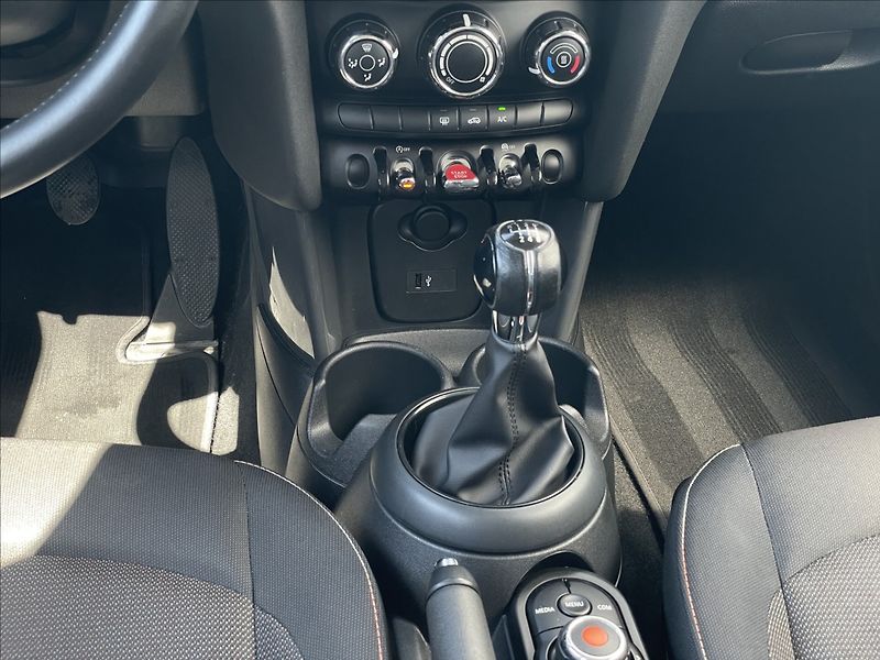 Mini Cooper 1,5 ACC+PDC - fotka 12 z 22
