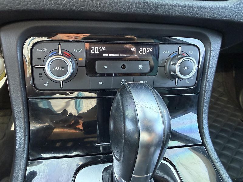 Volkswagen Touareg (2011) 3.0TDI R line 180kW - fotka 21 z 25