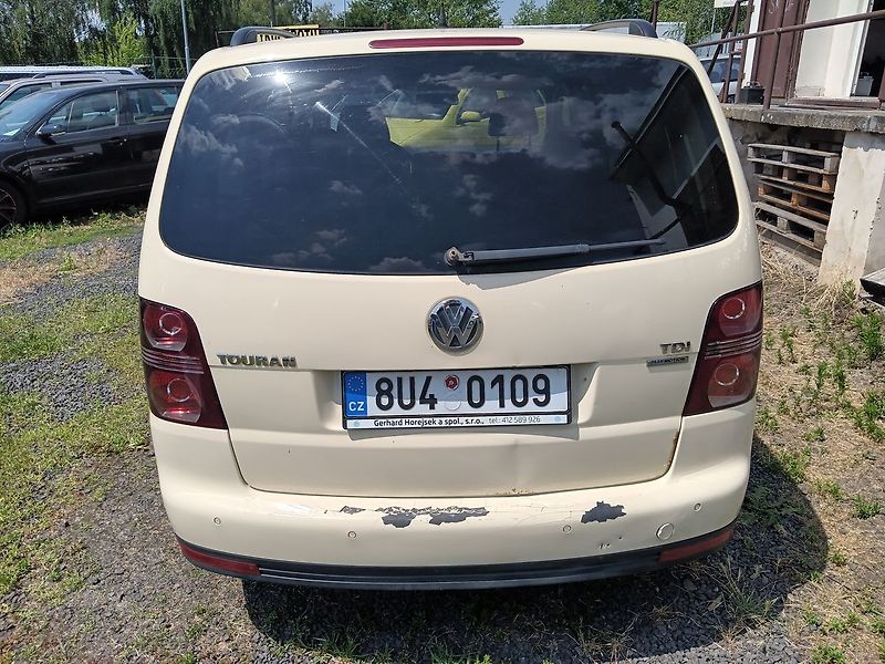 Volkswagen Touran 1.9 TDI Highline 7místný - fotka 3 z 24