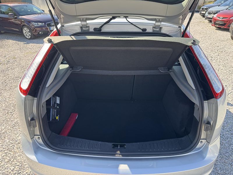 Ford Focus (2010) 1.6-16V,rezervace  - fotka 17 z 28